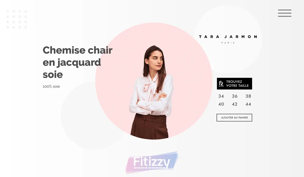 Une femme en chemise rose sur fond rose. Texte: Chemise chair en jacquard soie. Options de taille et bouton ajouter au panier visible.